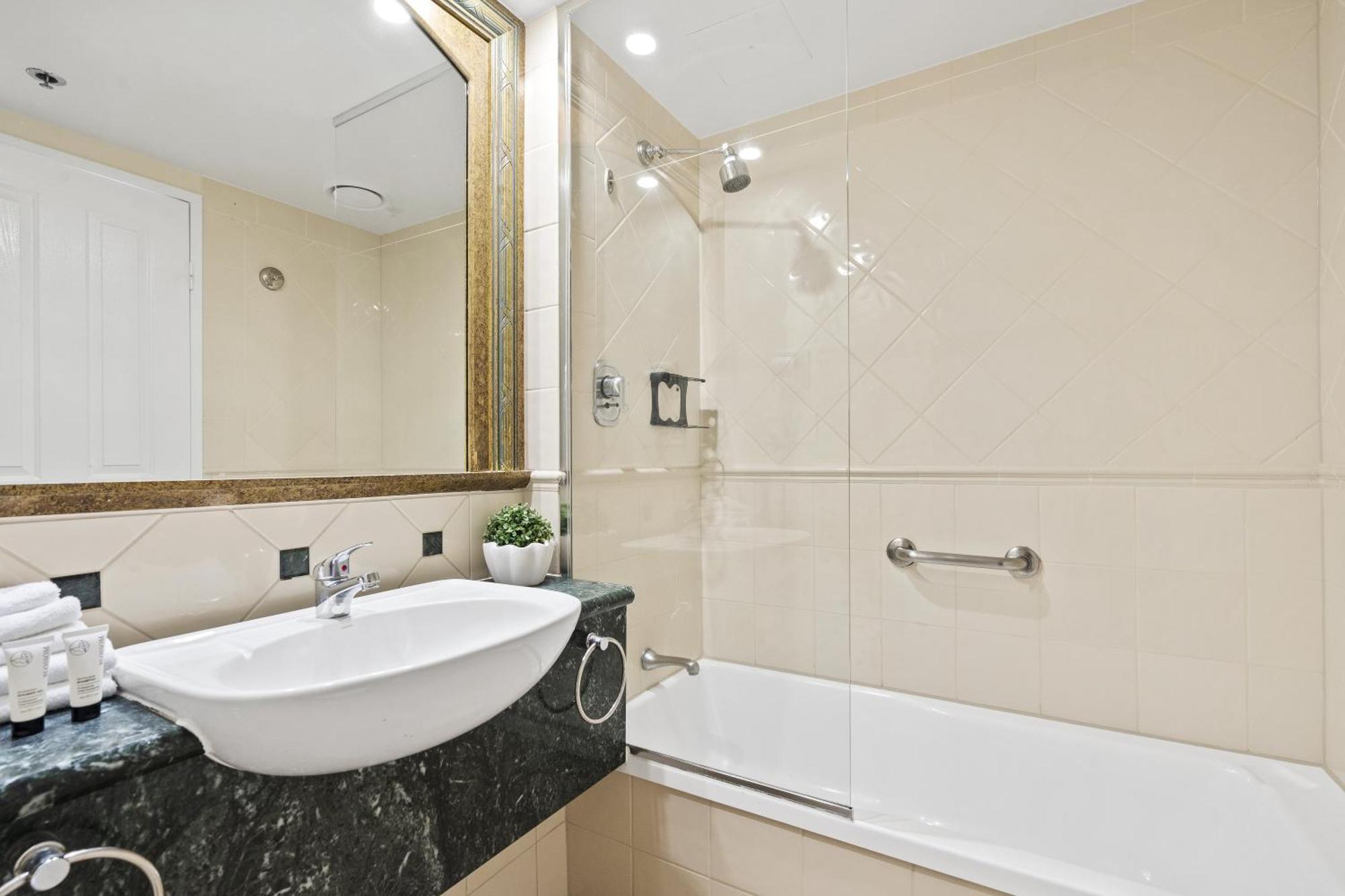 Legends Apartments - Qstay Gold Coast Kültér fotó